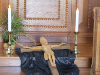 Das Kreuz liegt auf den Stufen - in Erinnerung an das Grab Jesu